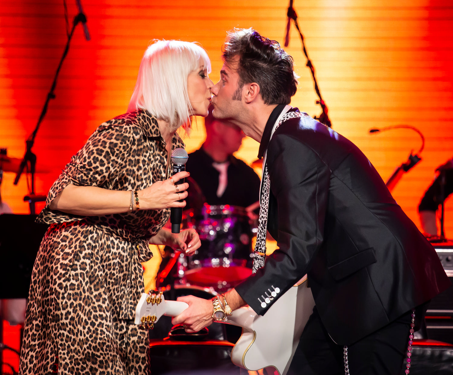 Marian Aas Hansen & Zelimir Kulisic kissing onstage